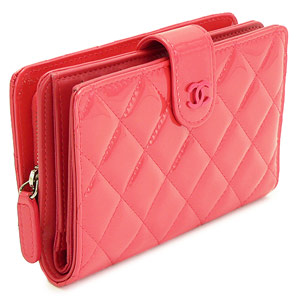 シャネル 財布 CHANEL 二つ折りフラップ マトラッセ キルティング クラシック ココマーク パテントレザー コーラルピンク A48667
