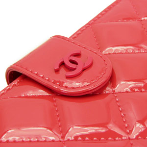 シャネル 財布 CHANEL 二つ折りフラップ マトラッセ キルティング クラシック ココマーク パテントレザー コーラルピンク A48667