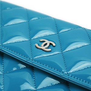 シャネル財布 CHANEL  二つ折りフラップ マトラッセ/キルティング パテントレザー ブルー×SV A50096