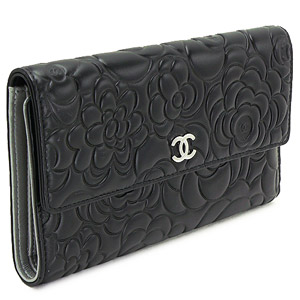シャネルCHANEL 長財布 三つ折りフラップ カメリア 型押しレザー ココマーク ブラック A48684