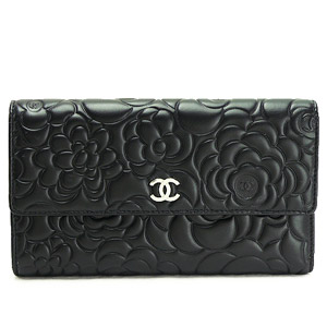 シャネルCHANEL 長財布 三つ折りフラップ カメリア 型押しレザー ココマーク ブラック A48684
