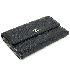 シャネルCHANEL 長財布 三つ折りフラップ カメリア 型押しレザー ココマーク ブラック A48684