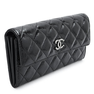 CHANELシャネル 財布 二つ折りフラップ ココマーク キルティング パテントレザー ブラック A69351 Y25149 94305