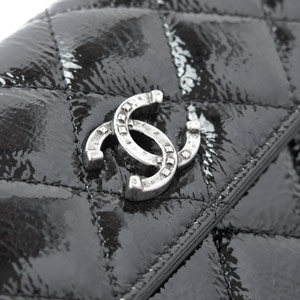 CHANELシャネル 財布 二つ折りフラップ ココマーク キルティング パテントレザー ブラック A69351 Y25149 94305