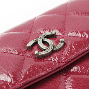 シャネルCHANEL  二つ折りフラップ ココマーク キルティング パテントレザー レッド系 A69351 Y25149 0A468