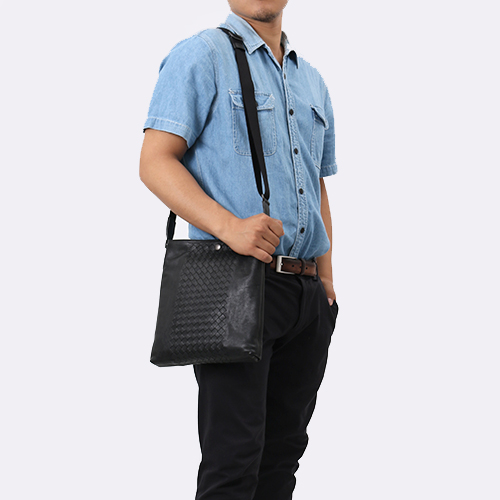 ボッテガヴェネタ(ボッテガ・ヴェネタ) BOTTEGA VENETA ショルダーバッグ イントレチャート ブラック 358956 VAKH1 1000 メンズ