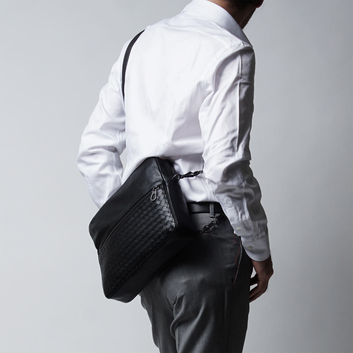 ボッテガヴェネタ/BOTTEGA VENETA メッセンジャーバッグ ショルダーバッグ(2WAY仕様) EXTRA LIGHT ネロ ブラック系 407638 vaxt1 1000 メンズ
