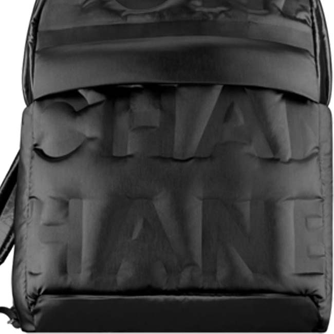 CHANEL ブラック エンボス ナイロン バックパック  A26652155