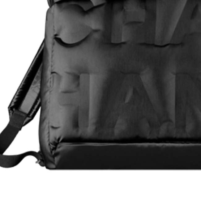 CHANEL ブラック エンボス ナイロン バックパック  A26652155