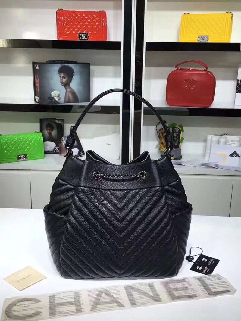 シャネル 【CHANEL】 シェブロンキルティング ドーローストリングバッグ ミディアム ブラックレザー チェーンショルダーバッグ 斜め掛け 巾着型 ココマーク Vステッチ A91273