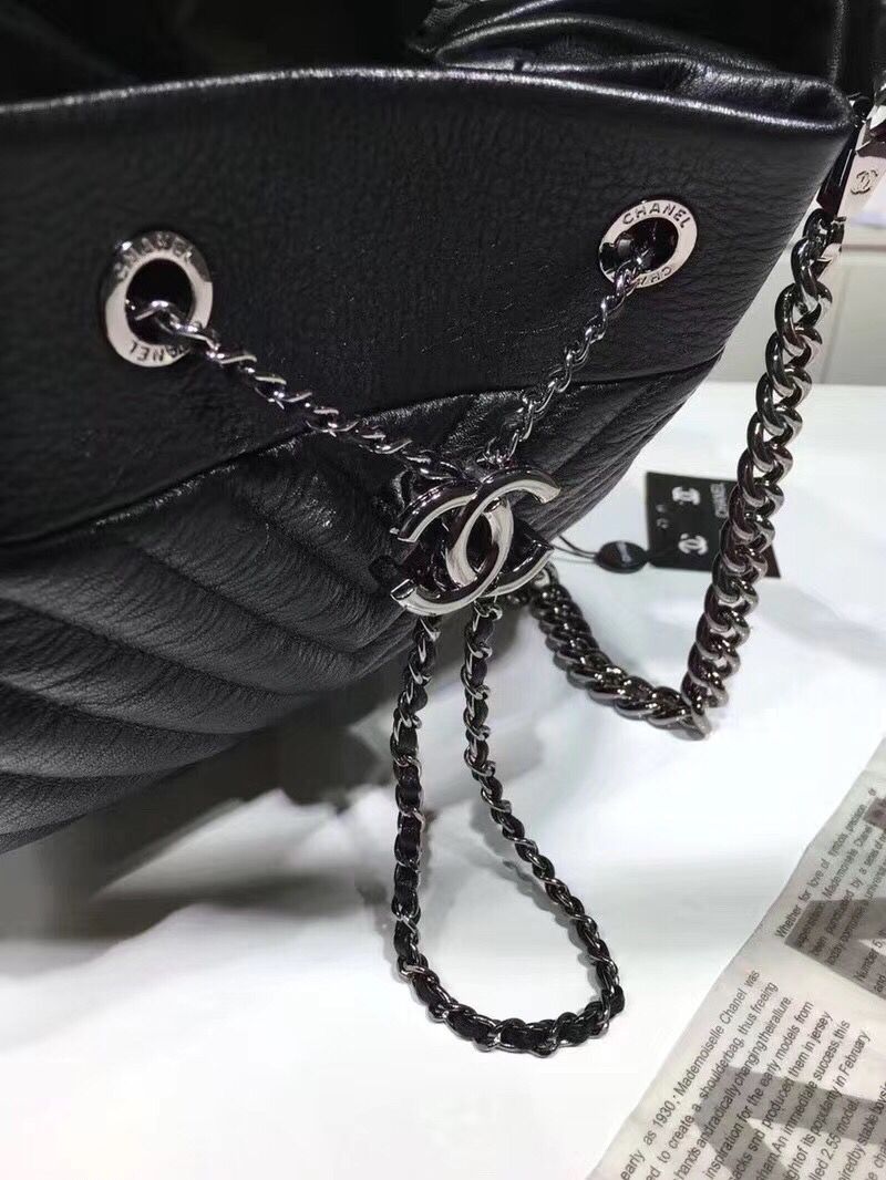 シャネル 【CHANEL】 シェブロンキルティング ドーローストリングバッグ ミディアム ブラックレザー チェーンショルダーバッグ 斜め掛け 巾着型 ココマーク Vステッチ A91273