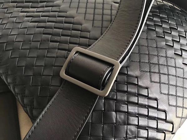 ボッテガヴェネタバック BOTTEGA VENETA ネロ イントレチャート VN クロスボディバッグ 276357 V465C 1888