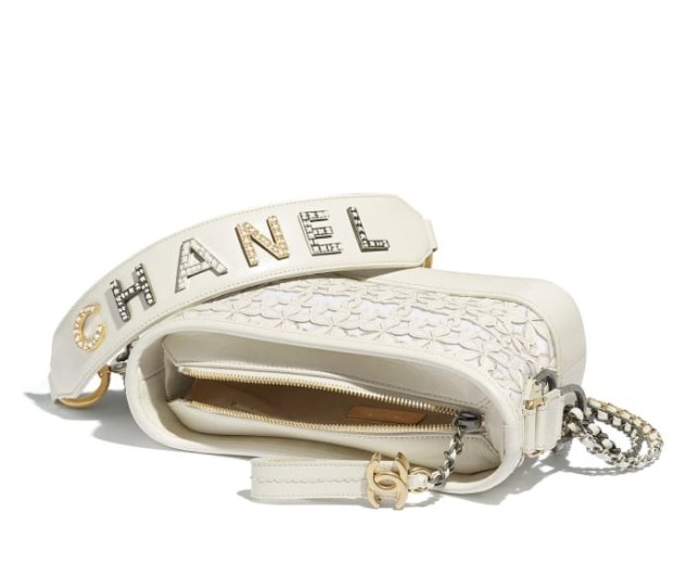 CHANEL ショルダーバッグ ロゴ レザー ホワイト AS0865 B01554 10601